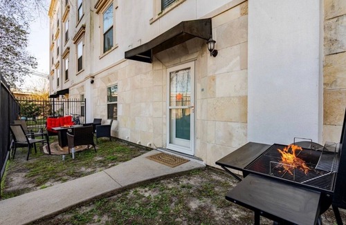 Midtown Condo | Midtown Retreat - Fire Pit & GrillnLuxury Family Retreat - Double King Beds