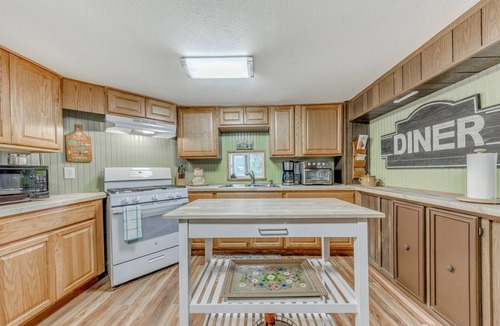 Ruidoso Cabin | Midtown Smart Cabin - Charming 3 bedroom cabin with WiFi and AC in Ruidoso
