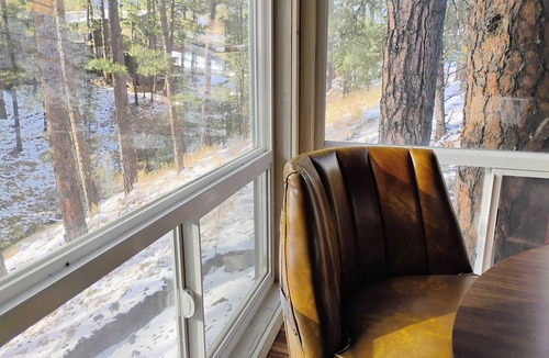 Ruidoso Cabin | Midtown Smart Cabin - Charming 3 bedroom cabin with WiFi and AC in Ruidoso