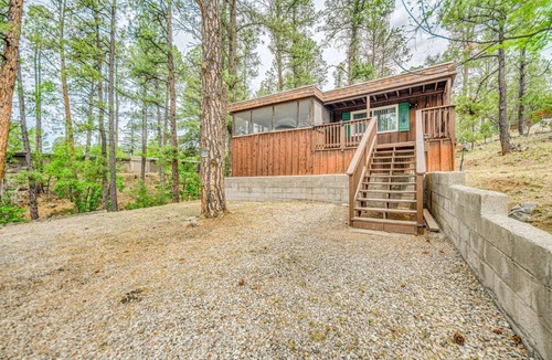Ruidoso Cabin | Midtown Smart Cabin - Charming 3 bedroom cabin with WiFi and AC in Ruidoso