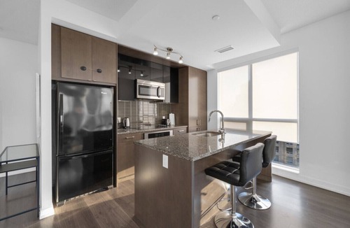 Mount Pleasant West Hotel | Midtown Suites - Free Parking - 5 min walk to Subway
