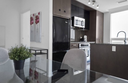 Mount Pleasant West Hotel | Midtown Suites - Free Parking - 5 min walk to Subway