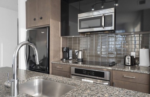 Mount Pleasant West Hotel | Midtown Suites - Free Parking - 5 min walk to Subway