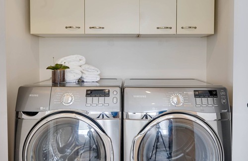 Ahuntsic-Cartierville Apartment | Midtown Sun Drenched Well Furnished 2BR No Clean $