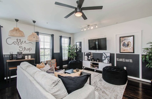 Central Business District Apartment | Midtown Urban Retreat | 2story 1BD/1.5BA Apartment