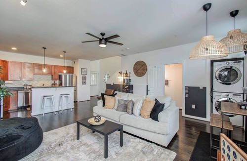 Central Business District Apartment | Midtown Urban Retreat | 2story 1BD/1.5BA Apartment