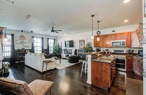 Central Business District Apartment | Midtown Urban Retreat | 2story 1BD/1.5BA Apartment