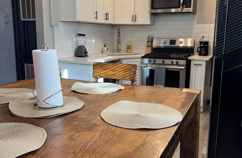Gage Park Apartment | Midway Gem: Comfort and Transportationn
