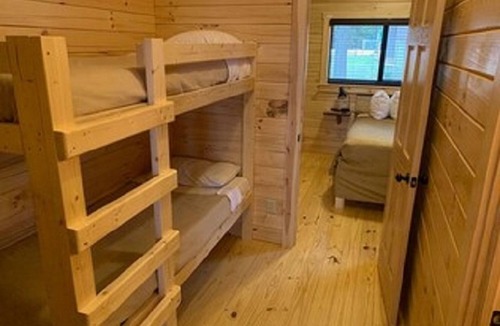 Mackinaw City Cabin | Mighty Mac Bridgeview Cabin 4