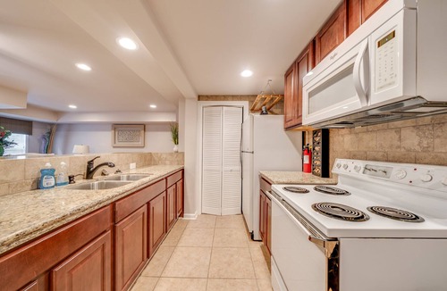 Southwest Raleigh House | Mighty Mansion w/3,300 SF - 9 mins to Downtown + NCSU. 8 Beds Great for Groups!