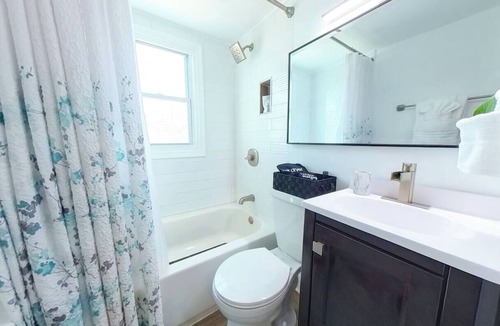 Valley Stream Apartment | Mikha's Oasis:n Ultimate Escape