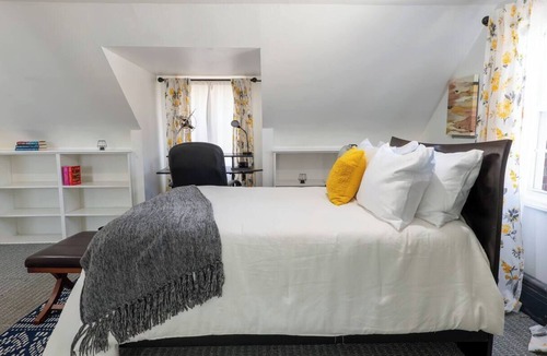 Valley Stream Apartment | Mikha's Oasis:n Ultimate Escape