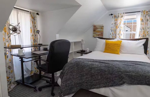 Valley Stream Apartment | Mikha's Oasis:n Ultimate Escape