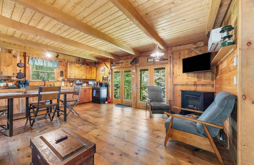 Franklin House | Milam Camp-Beautiful Lakefront!