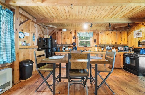 Franklin House | Milam Camp-Beautiful Lakefront!