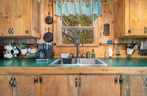 Franklin House | Milam Camp-Beautiful Lakefront!