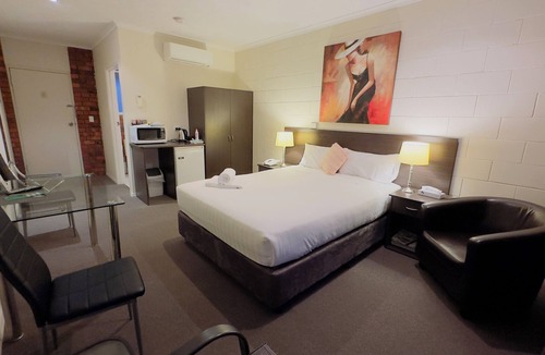 Gol Gol Hotel | Mildura Riverview Motel