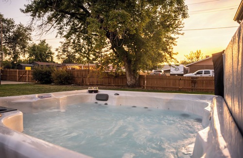 Berkley House | Mile High Retreat - Hot tub/Huge Backyard/Pool Table/Ping Pong/BoardGames/Arcade