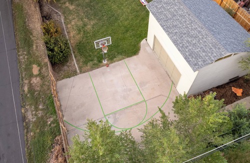 Berkley House | Mile High Retreat - Hot tub/Huge Backyard/Pool Table/Ping Pong/BoardGames/Arcade