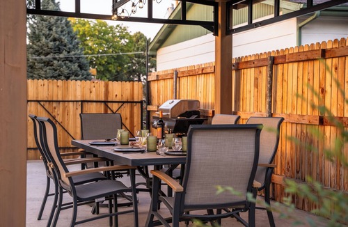Berkley House | Mile High Retreat - Hot tub/Huge Backyard/Pool Table/Ping Pong/BoardGames/Arcade