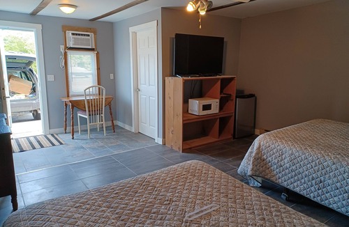 Colpoys Bay Hotel | Mile Inn Motel