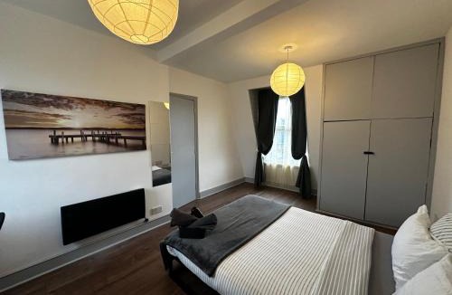 Mile End House | MileEnd 4 large master bedroom