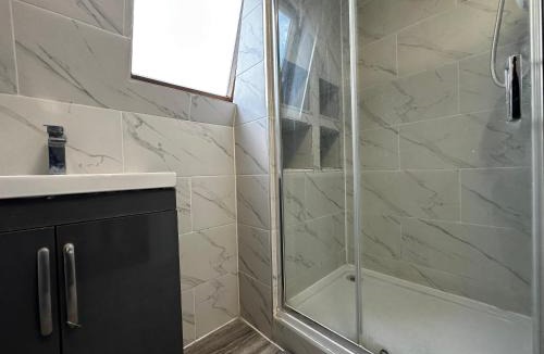 Mile End House | MileEnd 4 large master bedroom