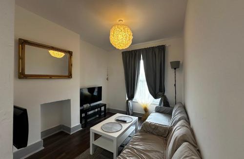 Mile End House | MileEnd 4 large master bedroom