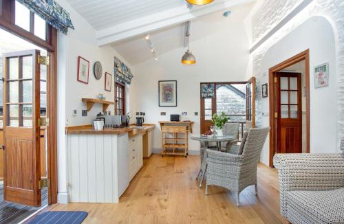 Tuckenhay Apartment | Mill Balcony