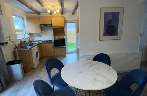 Hale House | Mill Hill 3 bed house