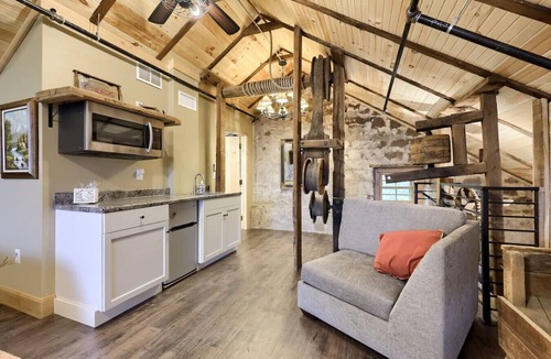 Stouchsburg Apartment | Mill House - The Highland Suite