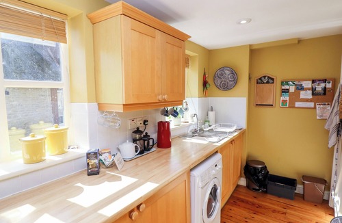 Cirencester House | MILL VIEW, romantic, with pool in Cotswold Water Park