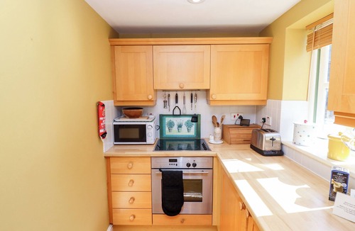 Cirencester House | MILL VIEW, romantic, with pool in Cotswold Water Park