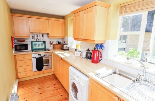 Cirencester House | MILL VIEW, romantic, with pool in Cotswold Water Park