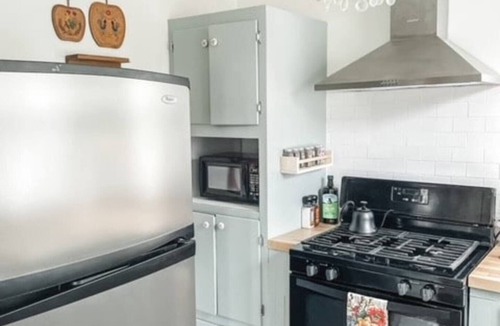 Millbrook Cottage | Millbrook Getaway Cottage | Pool & Near Capitol