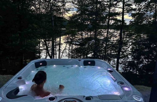 Chester House | Millet Lake House Hot Tub Sandy Private Beach Chester