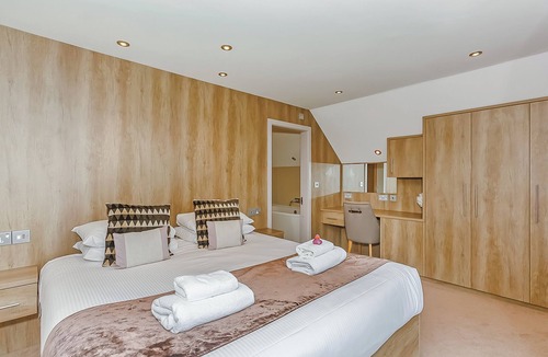 Pocklington Ski Chalet | Millington Deluxe Lodge