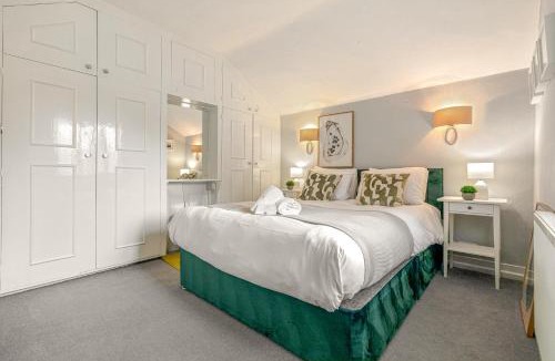 Henley House | Mills Cottage - 1 parking space