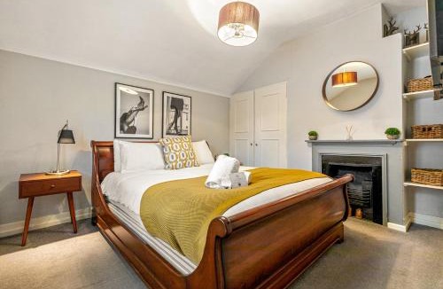 Henley House | Mills Cottage - 1 parking space