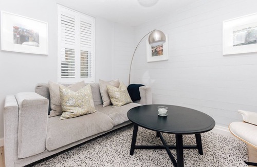 Henley House | Mills Cottage - From 125 Per Night