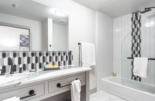 Downtown Hotel | Millsap Suites by Pioneer Pocket Hotel