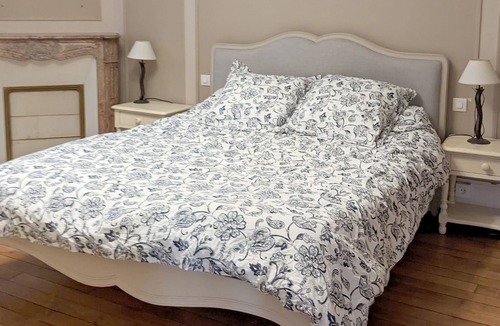 Mery-sur-Oise House | Millstone house with garden