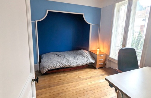 Mery-sur-Oise House | Millstone house with garden