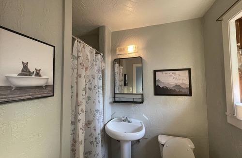 Fall River Mills Hotel | Millz Manor at Fall River Millz