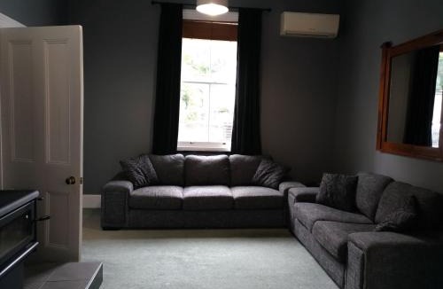 Bluff Hill House | Milton Cottage