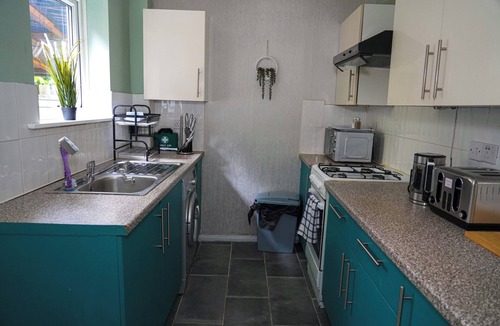 Milton Keynes House | Milton Keynes Home - Sleeps 4 - Parking