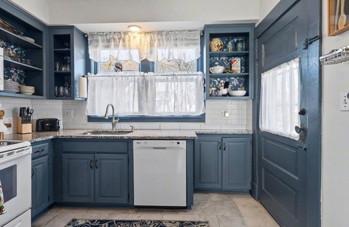 De Soto House | Mimi's Place: Victorian 3BR Home Near KC Weddings + WC26
