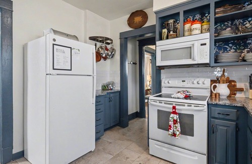 De Soto House | Mimi's Place: Victorian 3BR Home Near KC Weddings + WC26