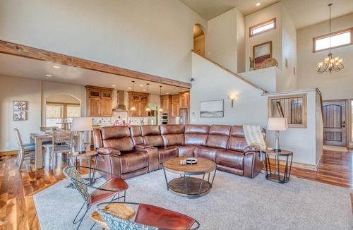 Fruita House | Mimosa Fields: Designer Kitchen w/Outdoor Oasis