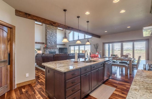 Fruita House | Mimosa Fields: Designer Kitchen w/Outdoor Oasis
